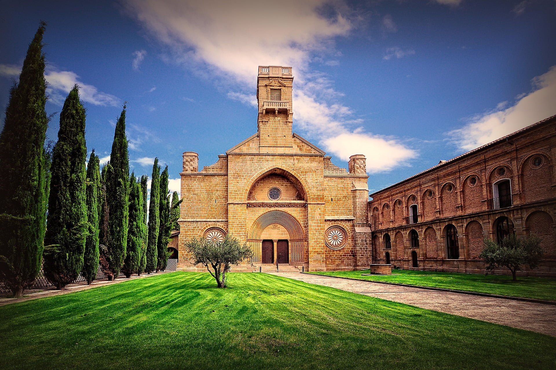 Наварра испания. Наварра. Наварра Испания улочки. Monasterio. Santa Maria Espana XIV.